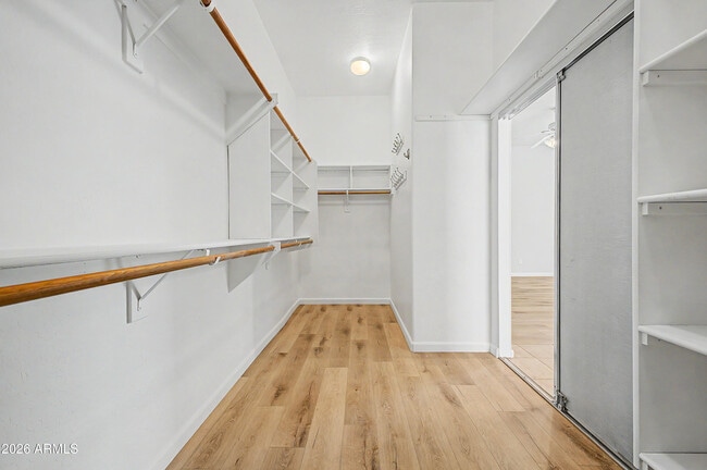 Building Photo - 8634 E Hillview St