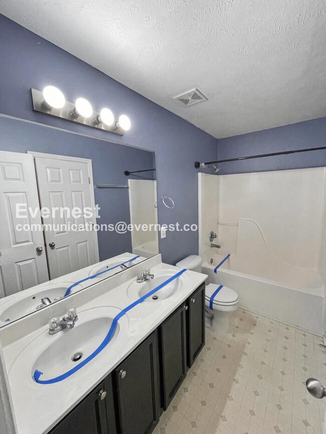 Building Photo - 142 Oak Valley Cir