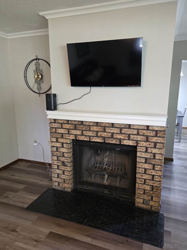 Building Photo - 220 8th St NE