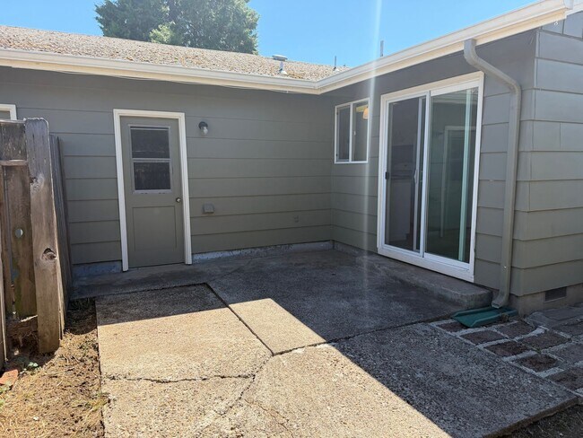 Building Photo - 3-bedroom, 1 bath duplex with garage!
