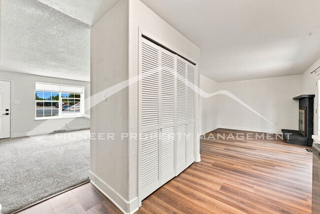 Building Photo - Charming 1/2 Duplex on Quiet Cul-De-Sac with Fenced Yard