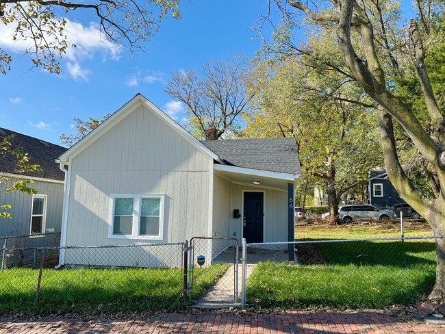 Building Photo - COMING SOON: Beautiful home in KCK!