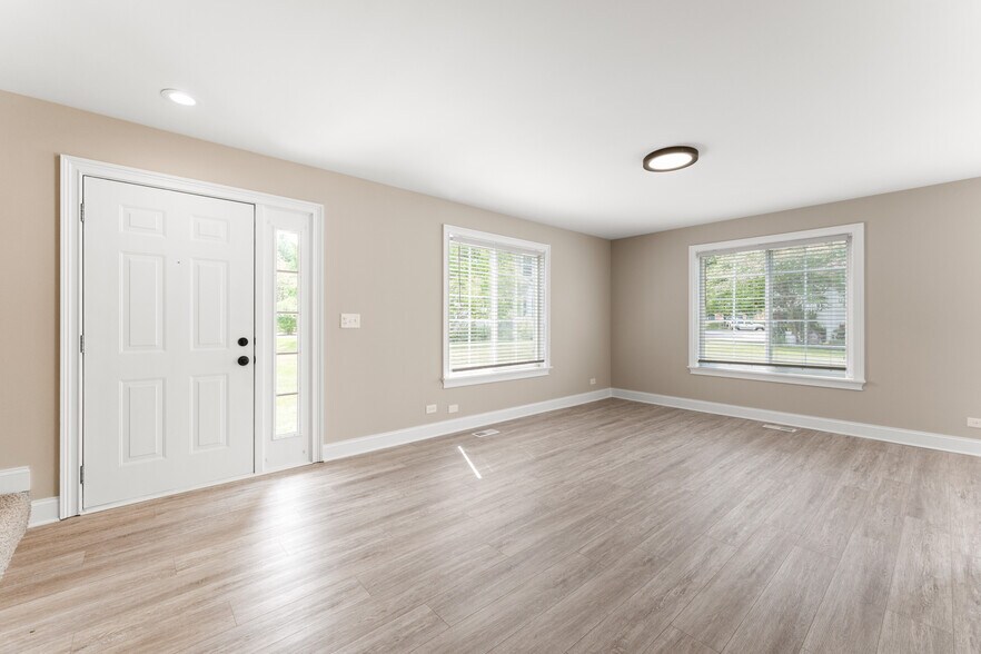 Building Photo - 684 Fieldcrest Dr