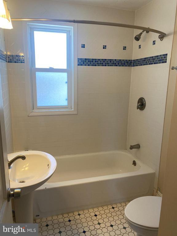 Building Photo - 518 Chalcot Square