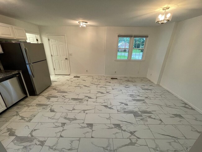 Building Photo - Beautiful Home Large Garage Highly Desired For Rent