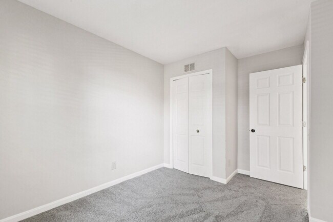 Building Photo - Welcome to this bright and beautifully maintained end-unit townhome in the desirable River Oaks c...