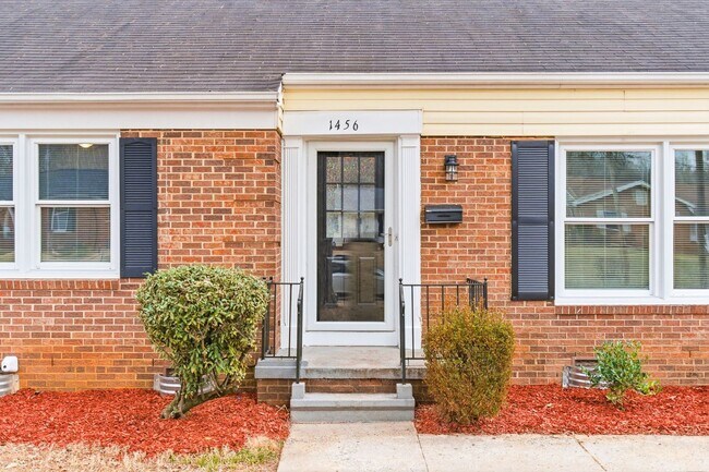 Building Photo - Beautiful, updated 3-bedroom, 2-bathroom brick ranch home in High Point with Fenced in yard