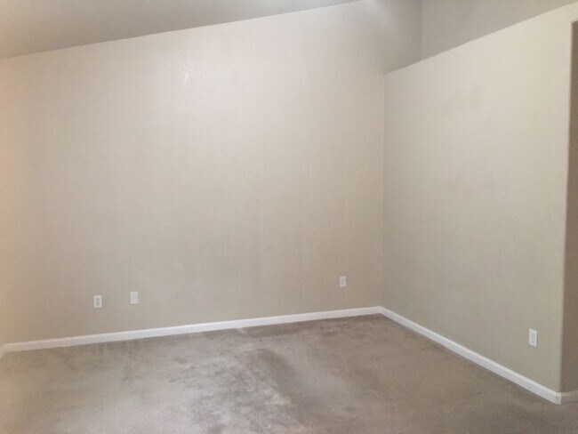 Building Photo - Move-In Special 1/2 Off the First Months Rent