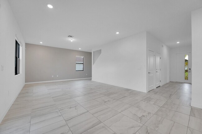 Building Photo - 2006 NE Ocean Dunes Dr