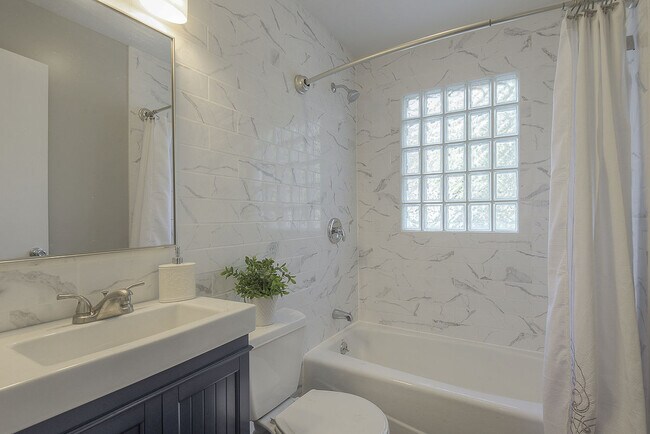 Building Photo - 2324 W 79th Terrace