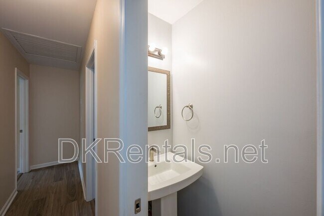 Building Photo - 225 Pebble Trail