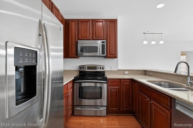 Building Photo - 3255 Camden Dr