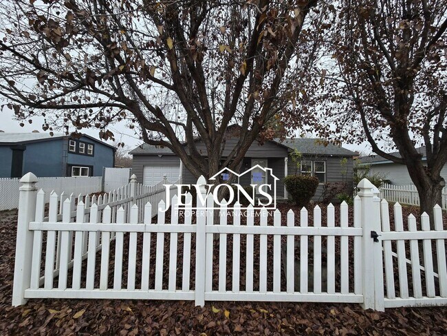 Building Photo - Charming home with a fully equipped kitche...