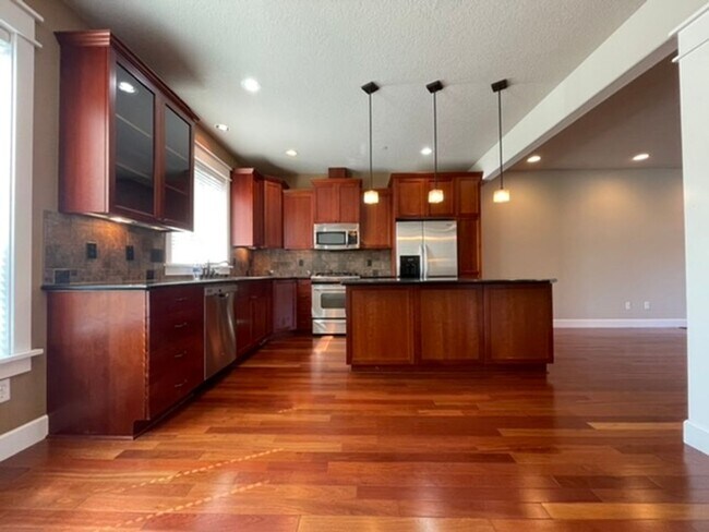 Building Photo - Happy Valley Townhome! 2Bed + Den/Office w/ 2.5 Bath ~ Garage, Washer/Dryer ~ Convenient to PDX A...