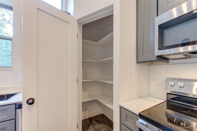 Building Photo - 13111 Honey Suckle Ridge Ln