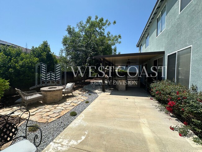Building Photo - Bright & Spacious 4-Bed Townhome in Prime ...