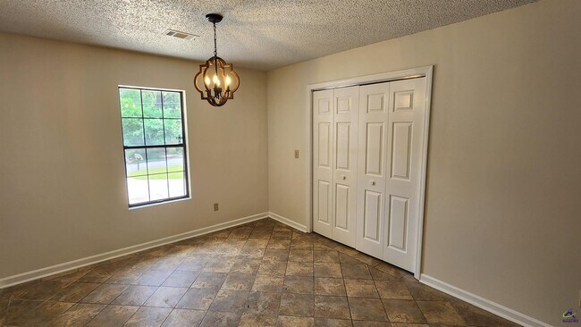 Building Photo - 203 Springdale Dr