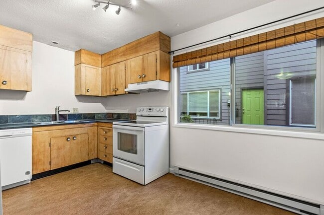 Building Photo - 121 SE 30th Pl