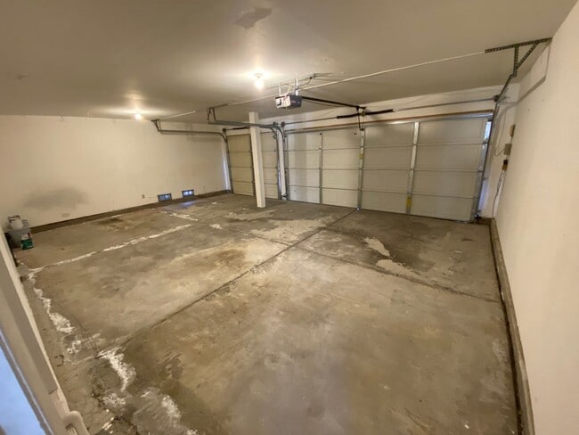 Building Photo - 3 bed, 2.5 bath, 3 car garage home in Nort...