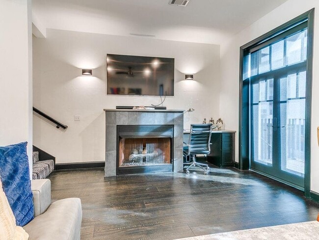 Building Photo - 115 NE 3rd St