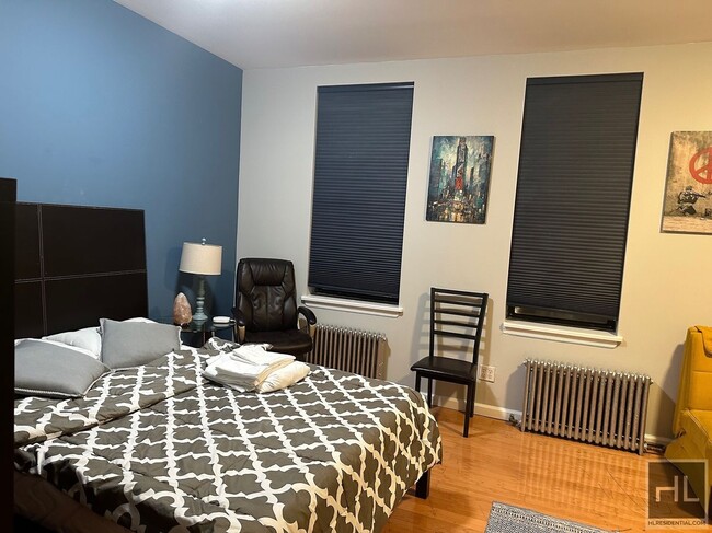 Building Photo - Gorgeous studio prime location on Ditmars ...