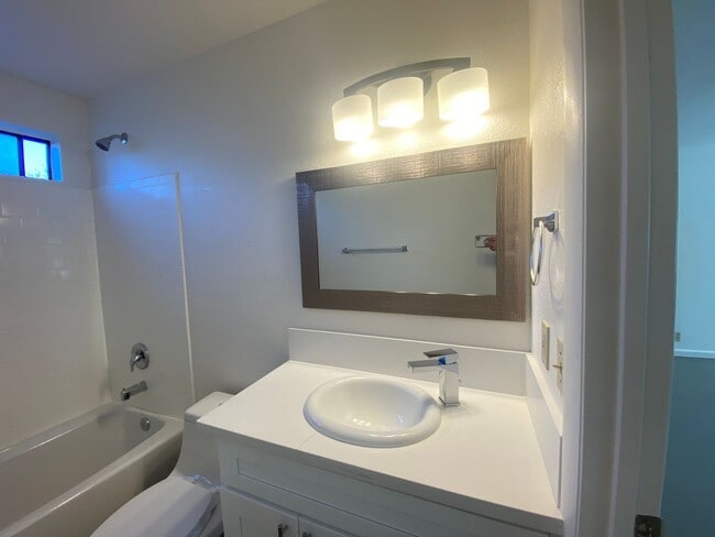 Building Photo - Garden Level Apartment - Completely Renovated!