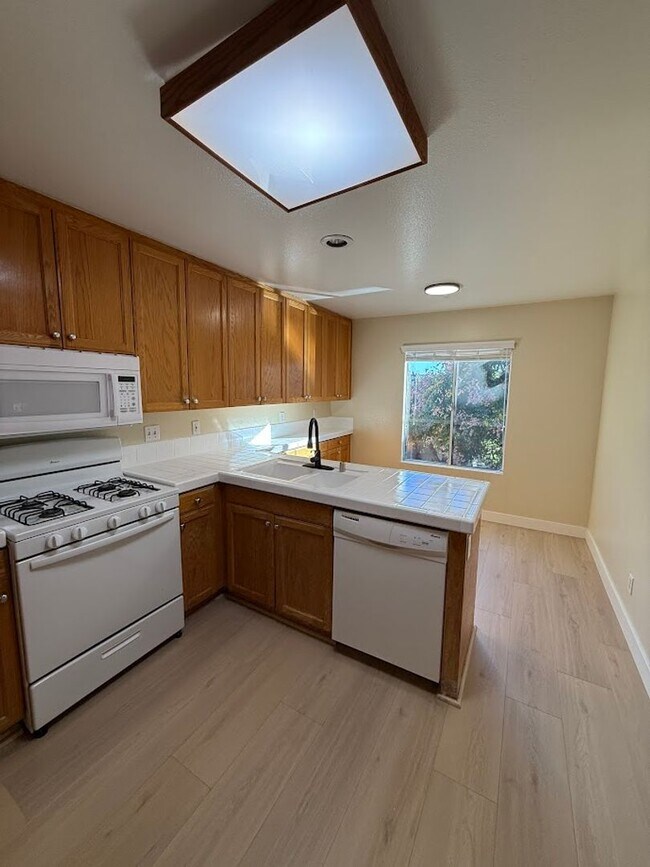 Building Photo - Beautiful 3 Bedroom 2 1/2 Bathroom Granada Hills Townhouse! Must See! Ready For Move-In!