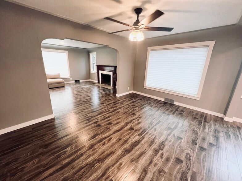Dining Space w/ Cove Ceilings, Cellular Privacy Blinds, Picture Window - 1202 S Cloverdale St