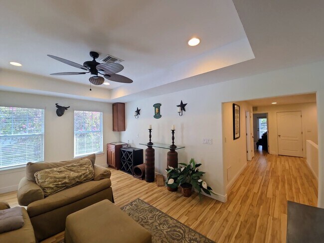 Building Photo - 857 10th Ave S