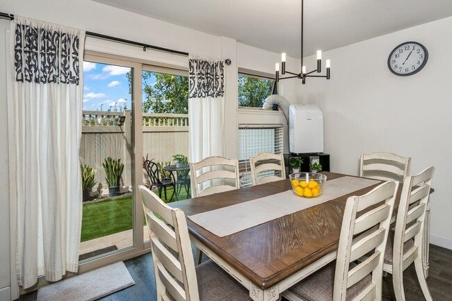 Building Photo - Furnished Townhome with Garage, 3 bedroom/2.5 Bathroom at Kamalani Flats