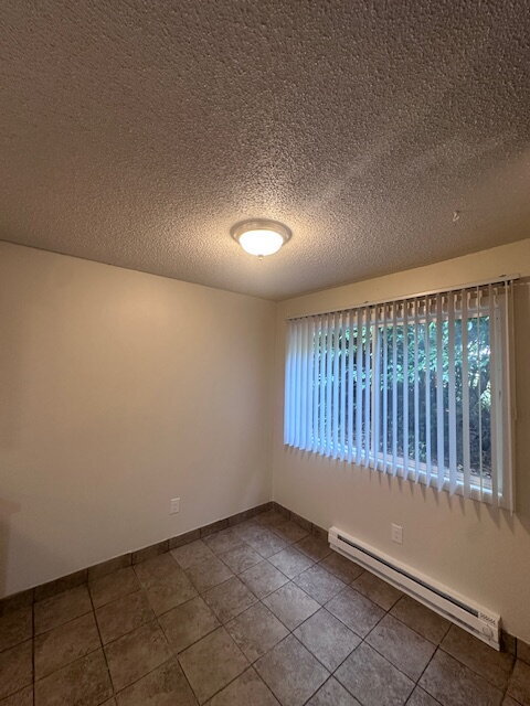 Building Photo - Charming Downstairs 2-Bed Oasis with Full Bath on SE Division - 836 Sq. Ft. of Portland Comfort!