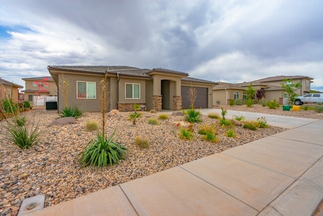Building Photo - Small Dog Friendly Home With RV Parking
