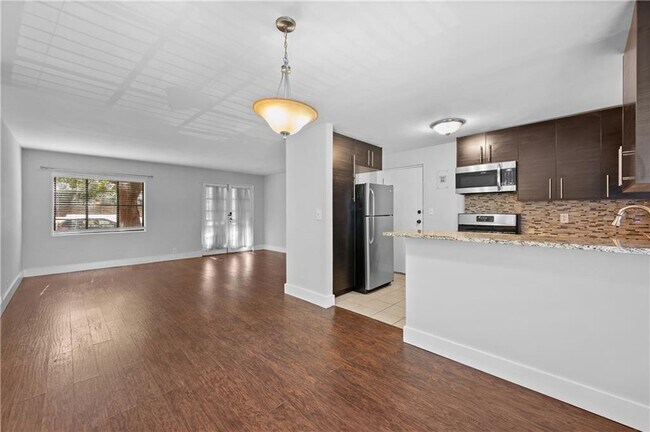 Building Photo - 1370 Chalmette Dr NE