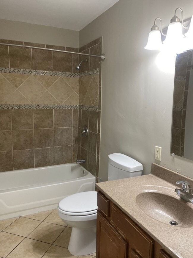 Building Photo - Large Glen Park Home