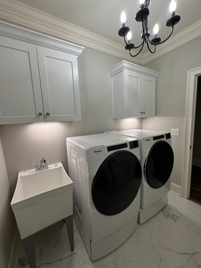 Building Photo - Grandeur Brick 4/3.5 with Bonus Room in Th...