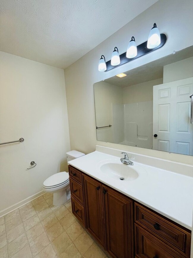 Building Photo - 3 Bedroom, 2.5 Bath Townhouse in Wellington Park