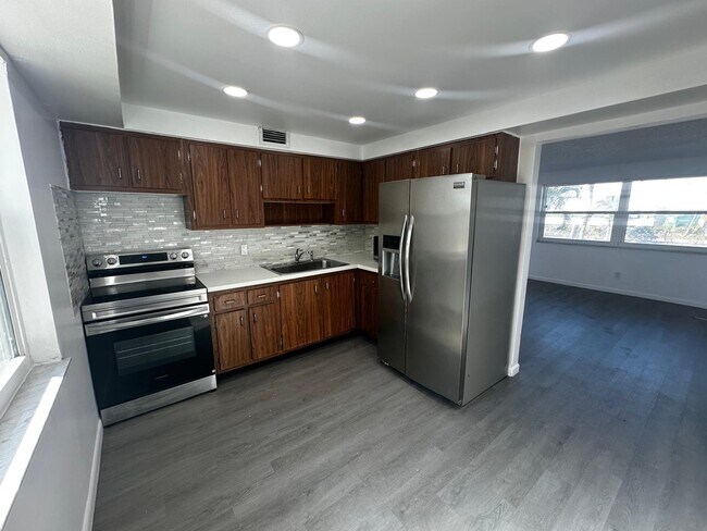 Building Photo - 23 SE 12th St