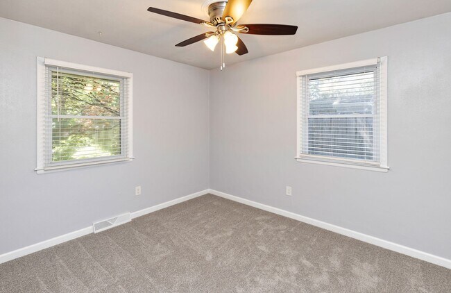 Building Photo - NEWLY UPDATED!! 3 Bedroom, 2 Bathroom Home in Des Moines!
