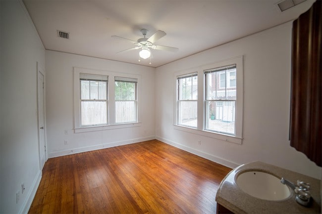 Building Photo - 1028 SW 4th Ave