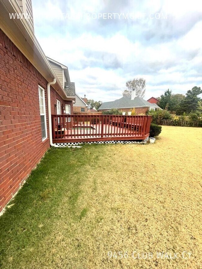 Building Photo - 9456 Club Walk Ct
