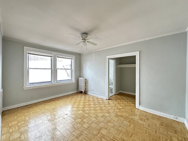 Building Photo - 716 W Belmont