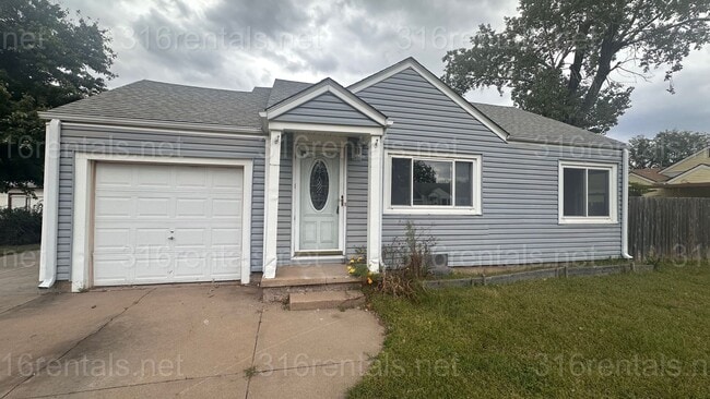 Building Photo - $1195 - 2 bed 1 bath w/ BONUS room and bas...