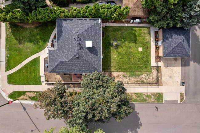 Building Photo - Stunning 4 Bed 2 Bath Home across the Stre...