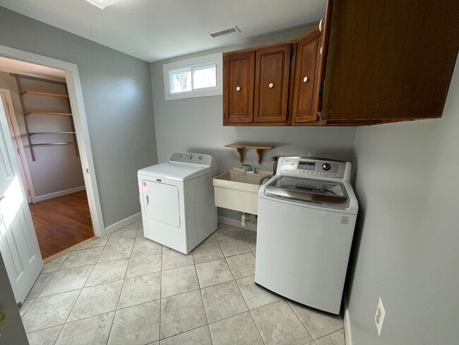 Building Photo - Cheerful 3 Bedroom 2 Bathroom With Office And Spacious Fenced Yard In Beautiful Pimmit Hills