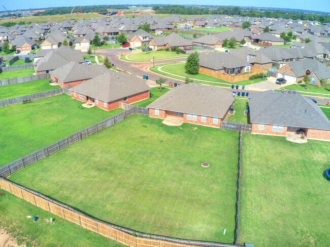 Building Photo - 2724 Busheywood Dr