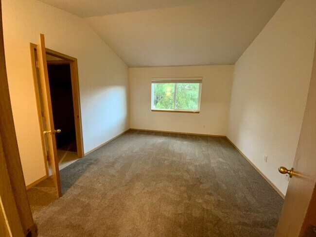 Building Photo - Large 2 Bedroom. 1.5 Bath Townhouse with G...