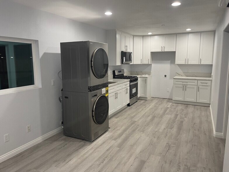 Kitchen with stacked washer and dryer - 1363 Hudspeth St