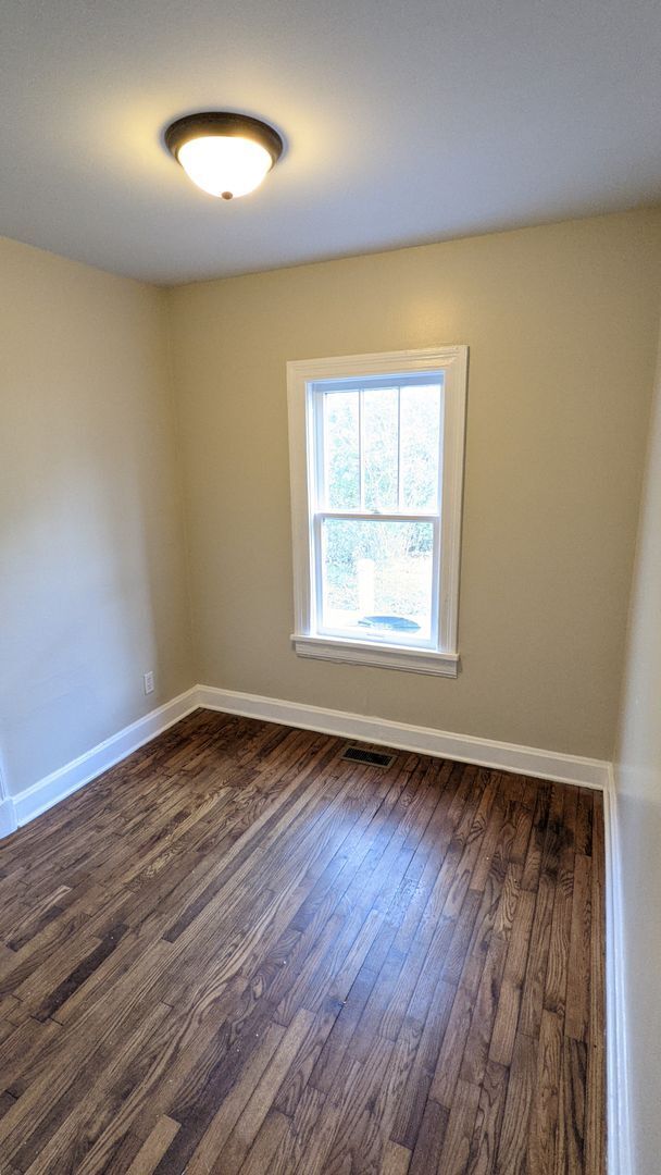 Building Photo - LOCATION ! Washer/Dryer Included 2 Bedroom