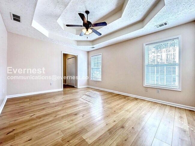 Building Photo - 3 Bed/2 Bath Home with Garage / Pet-Friendly / Vouchers Accepted / Coming Soon!