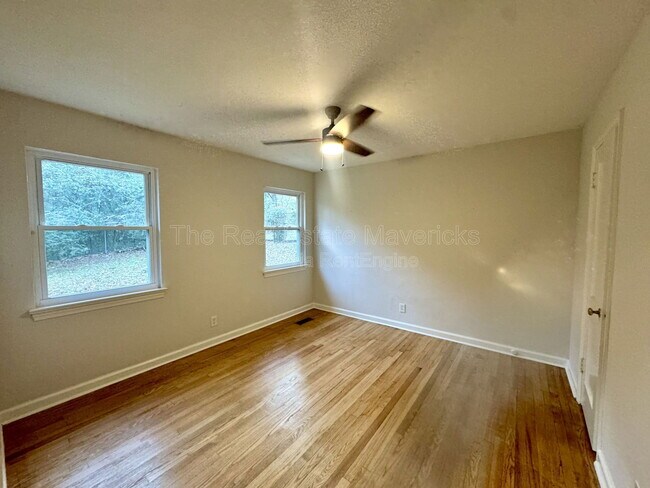 Building Photo - 1452 Elm St